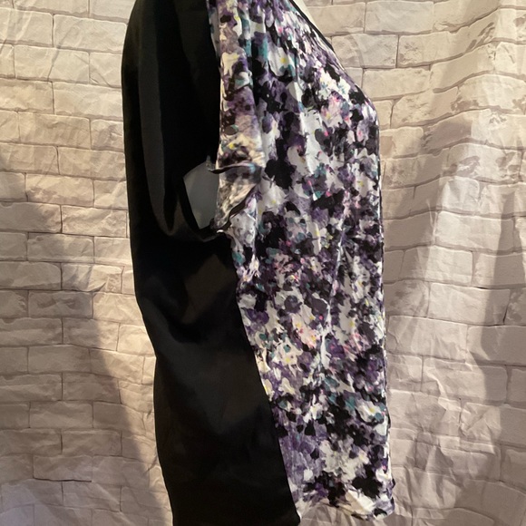 “H&M FLORAL SPLIT BACK “ Short Sleeved Top. - Picture 6 of 15